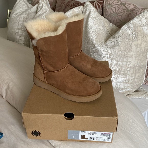 UGG | Classic High-Low Short Boot II - Picture 3 of 5